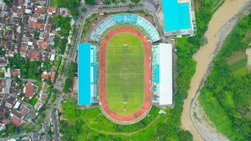 Antenne oben Nieder Aussicht von das schön Landschaft von moch. soebroto Stadion. mit magelang Stadtbild Hintergrund. Magelang, Indonesien, Dezember 6, 2021 foto