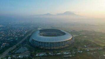 Antenne Aussicht von das schön Landschaft gelora bandung lautan api Fußball oder Fußball Stadion im das Morgen mit Blau Himmel. Bandung, Indonesien, kann 6, 2022 foto