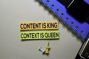 Inhalt ist König. Kontext ist Königin Text auf klebrig Anmerkungen isoliert auf Büro Schreibtisch foto