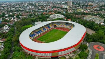 Antenne oben Nieder Aussicht von das schön Landschaft von Mann Solo Stadion. mit Stadtbild Hintergrund. Solo, Indonesien, Dezember 6, 2021 foto