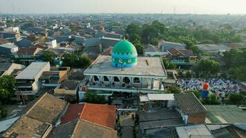 Antenne Aussicht von Menschen Angebot Gebete auf das eid Morgen beim berühmt Moschee jama Masjid im bekasi. bekasi, Indonesien, kann 6, 2022 foto