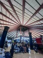 Menschen warten zu Tafel Flugzeug beim Soekarno hatta Flughafen. Jakarta, Indonesien, März 22, 2022 foto