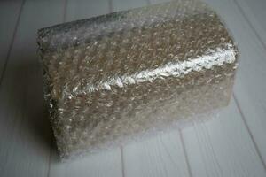 ein Box Abdeckung Blase wickeln zum Schutz Produkt Lieferung. foto