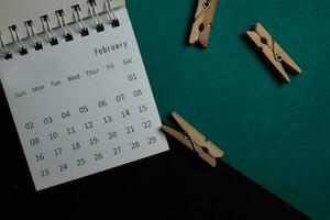 oben Aussicht Februar monatlich Kalender isoliert auf Büro Schreibtisch foto