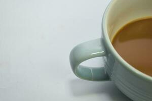 schließen oben heiß Cappuccino Kaffee im ein Blau Tasse isoliert auf ein Weiß Hintergrund foto