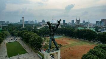 Antenne Aussicht von Westen irian Befreiung Monument im Innenstadt Jakarta mit Jakarta Stadtbild. Jakarta, Indonesien, August 29, 2022 foto