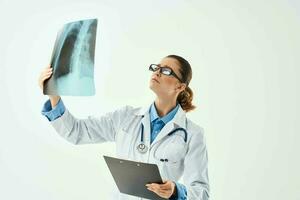 weiblich Arzt im Weiß Mantel Röntgen Diagnose Labor Forschung foto