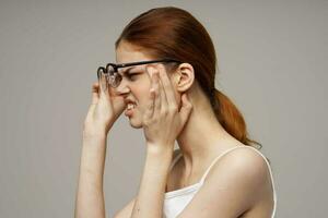 verärgert Frau Vision Probleme Kurzsichtigkeit Licht Hintergrund foto