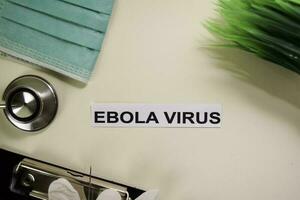 Ebola Virus mit Inspiration und Gesundheitswesen medizinisch Konzept auf Schreibtisch Hintergrund foto