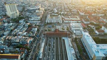 Antenne Aussicht von Jakarta kota Zug Bahnhof mit Jakarta Stadtbild Hintergrund. Jakarta, Indonesien, August 30, 2022 foto