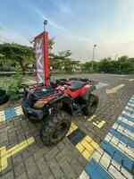 ein Fernseher awd Quad-Bike Motorrad und Wolkenlandschaft Himmel Hintergrund. Offroad Abenteuer Ausflug . extrem Sport Aktivität. bekasi, Indonesien, September 30, 2022 foto