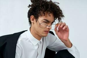 lockig Kerl klassisch passen Brille abgeschnitten Aussicht Licht Hintergrund Porträt Teen Schüler foto