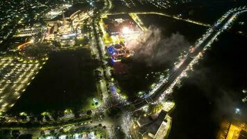 ganze Jakarta Stadt feiern das Neu Jahr oder irgendein National Veranstaltung mit Fantastisch mehrfarbig Feuerwerk. Jakarta, Indonesien, Januar 24, 2023 foto
