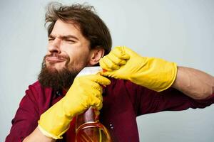 Mann im Gelb Gummi Handschuhe Waschmittel Hausarbeit Rendern Dienstleistungen Nahansicht foto