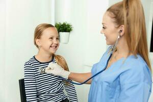 Frau Arzt untersucht ein Kind im Krankenhaus Behandlung foto