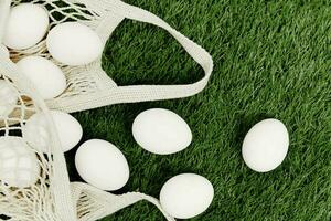 Ostern Weiß Eier Lüge auf das Rasen Dekoration Urlaub Nahansicht foto