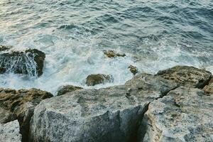 Cliff Ozean Wellen das Aussicht von das oben Natur foto