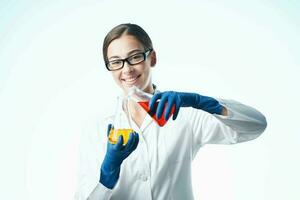 heiter Frau im ein Weiß Mantel Analyse Chemie Experimente foto