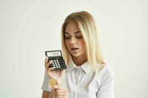 heiter Frau Taschenrechner im Hand und Bitcoin Bergbau Technologien foto