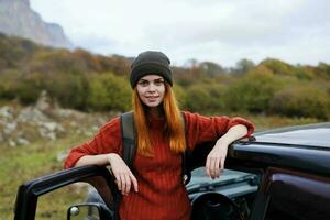 Frau Wanderer in der Nähe von Auto draußen Berge frisch Luft foto