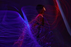 schön modisch Mädchen Neon- Linien Licht posieren Lebensstil unverändert foto