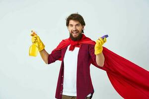 Mann im rot Regenjacke Gummi Handschuhe Reinigung Fachmann Hausaufgaben foto