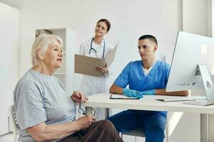 Alten Frau beim das Arzt und Krankenschwester Termine Untersuchung foto