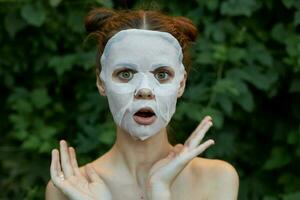 Porträt von ein Mädchen Weiß Maske breit Augen Überraschung und öffnen Lektionen Haut Pflege foto