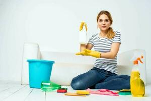 Frau beim Zuhause wäscht das Böden Bereitstellung Dienstleistungen Innere Hausaufgaben foto