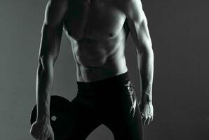 Mann mit gepumpt oben Abs Übungen Motivation dunkel Hintergrund foto