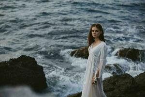 Frau im Weiß Hochzeit Kleid nass Haar felsig Steine foto