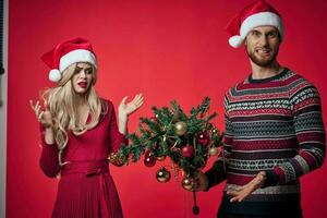 ein Mann mit ein Weihnachten Baum im seine Hände Nächster zu ein Frau Emotionen Urlaub Dekoration foto