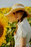 Frau mit zwei Zöpfe suchen im das Sonnenblume Feld Landschaft foto