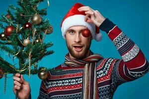 heiter Mann im Neu Jahre Kleider Dekoration Weihnachten isoliert Hintergrund foto