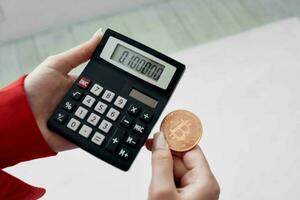 Taschenrechner Kryptowährung Bitcoin elektronisch Geld finanziell Technologie foto