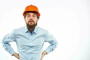 Mann im Arbeiten Uniform Orange schwer Hut Lebensstil offiziell foto