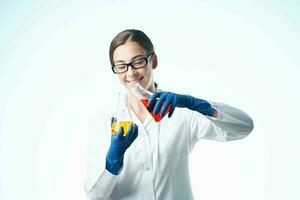 heiter Frau im ein Weiß Mantel Analyse Chemie Experimente foto