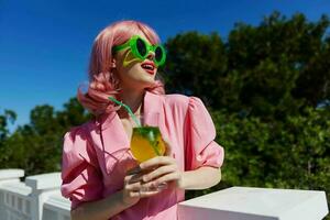 Porträt von schön Frau im Grün Sonnenbrille mit Cocktail im Sommer- draußen unverändert foto