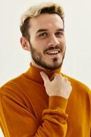 gut aussehend Mann Mode Frisur Sweatshirt Herbst Stil Nahansicht foto