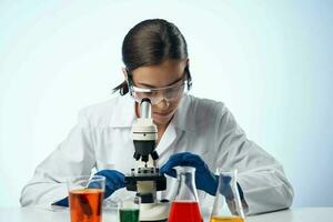 Frau im Labor Mikrobiologie Arbeit foto