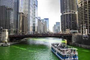 Chicago, Illinois, 17. März 2017 - Menschen, die St. Patrick's Day auf dem Chicago Riverwalk feiern foto