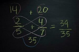 schließen oben Mathematik Formeln geschrieben auf ein Tafel. Bildung Konzept foto