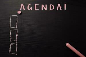 Agenda geschrieben mit Farbe Kreide. unterstützt durch ein zusätzlich Dienstleistungen. Tafel Konzept foto