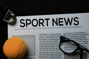 Sport Nachrichten Text im Überschrift isoliert auf braun Hintergrund. Zeitung Konzept foto