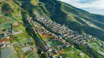 Antenne Aussicht von das Nepal van Java ist ein ländlich Tour auf das Pisten von montieren summieren, das Schönheit von Gebäude Häuser im das Landschaft von das Berghang. Magelang, Indonesien, Dezember 6, 2021 foto