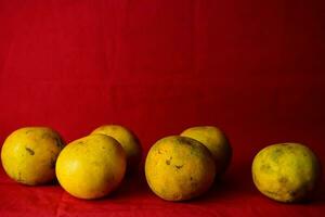 frisch Orange Obst im das rot Hintergrund foto