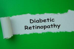Diabetiker Retinopathie Text geschrieben im zerrissen Papier. medizinisch Konzept foto