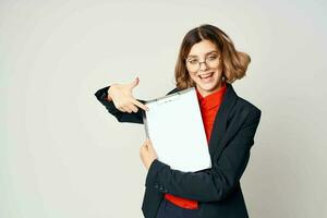 Frau im passen Unterlagen Arbeit Manager im Büro foto