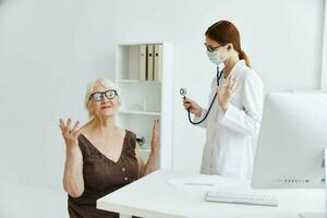 Krankenschwester im Weiß Mantel geduldig Untersuchung Fachmann Diagnose foto