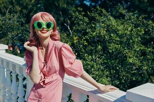 Frau im Rosa Kleid und Grün Brille Mode Sommer- posieren foto